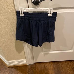 Lululemon track that shorts, mid rise, 5” inch, navy blue,